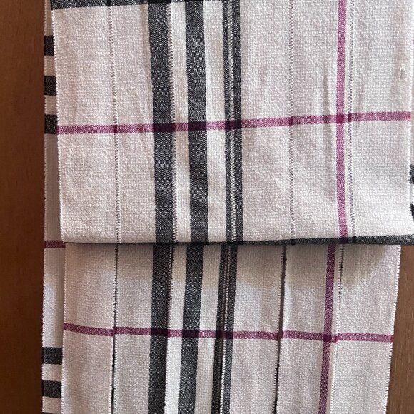 Elegant Burberry Check 100% Cashmere Scarf – Timeless Style - Picture 5 of 13